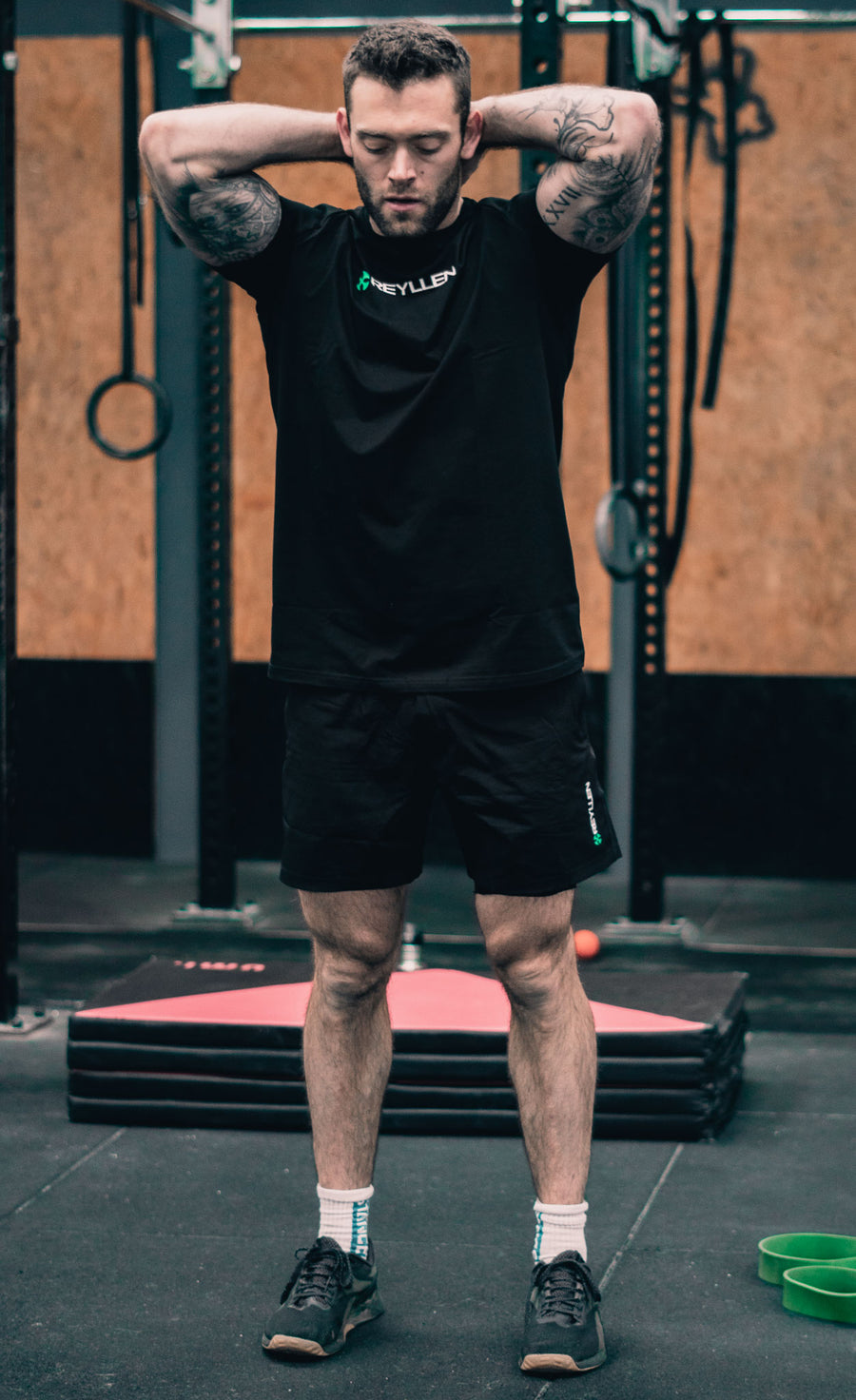 reyllen workout shorts black in gym